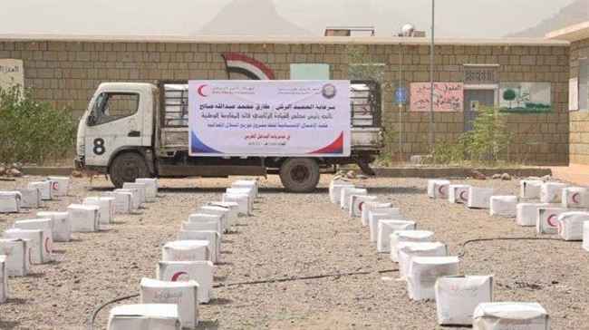 بدعم الإمارات..  المقاومة الوطنية توزع مساعدات غذائية في الوازعية