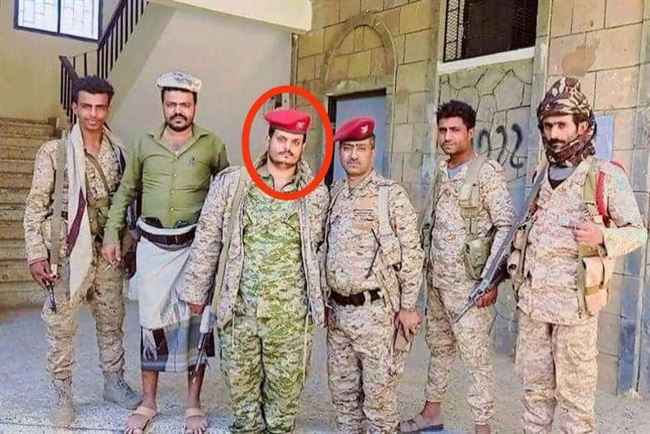 قائد عسكري إخواني كبير يعتدي على البركاني أمام أسرته وينهب "جمبيته" بتعز