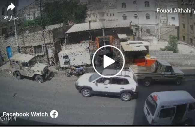 فيديو للكبار.. مدير قسم شرطة يعتدي مع مرافقيه على عامل في تعز بعد سحله في الشارع