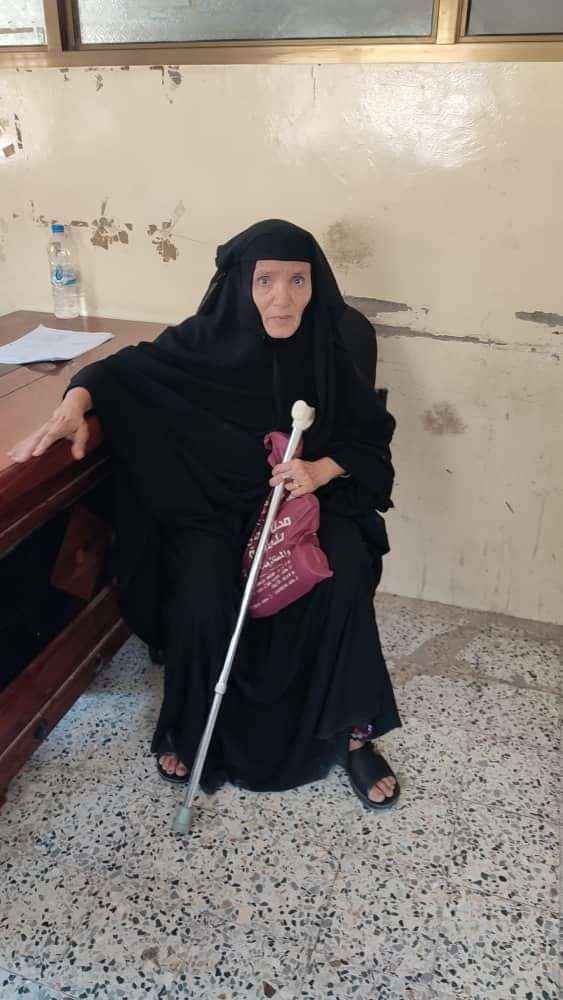 ارعبتها الاطقم.. عمرها تجاوز الـ70 مطلوبة أمنيا لشرطة إخوان تعز