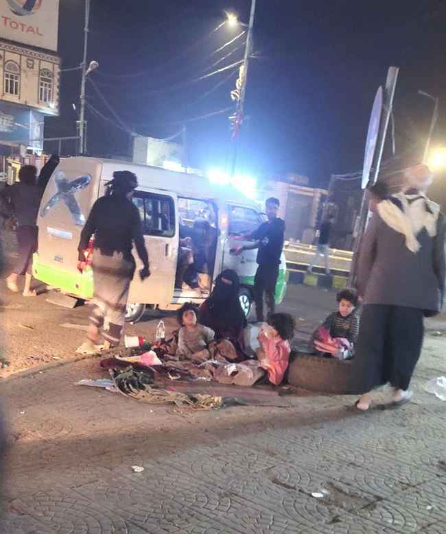 انتهت مبررات الجماعة.. الجميع في مناطق الحوثي يطالب بصرف الرواتب