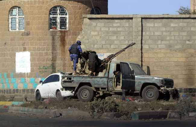 قيادي كبير وبارز يتمرد وسط صنعاء ويحرك عشرات الاطقم.. خوف الحوثي يدفعه لاتخاذ قرار فوري