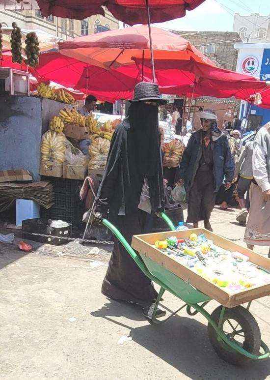 آلاف الجامعيين على رصيف صنعاء والبعض يعمل خارج تخصصه مع اتساع رقعة الفقر