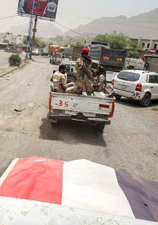 مشائخ تعز ينتفضون ضد سلطة حزب الإصلاح وجرائم عناصره بمبرر اغتيال المسؤول الأممي