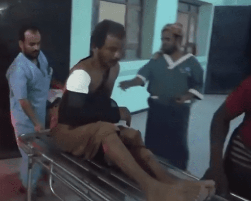 "فيديو".. قذيفة حوثية تسقط على أربعيني اثناء عمله في مزرعته