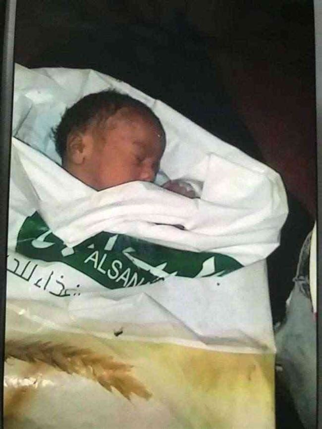 (صورة) طفل عمره ساعات.. العثور على مولود مرمي في الشارع بعدن على قيد الحياة