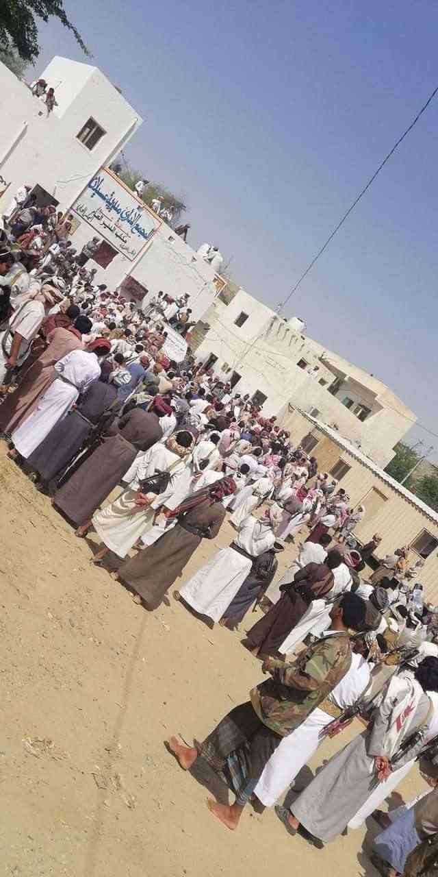 تأكيد لما نشره (نافذة اليمن).. حشود شعبية ترفض قرار محافظ شبوة
