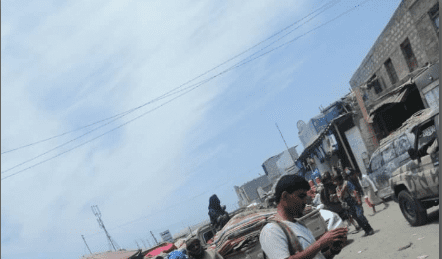 شاهد.. الشرعية تعزز عناصرها في شقرة بسيارة قتالية حديثة