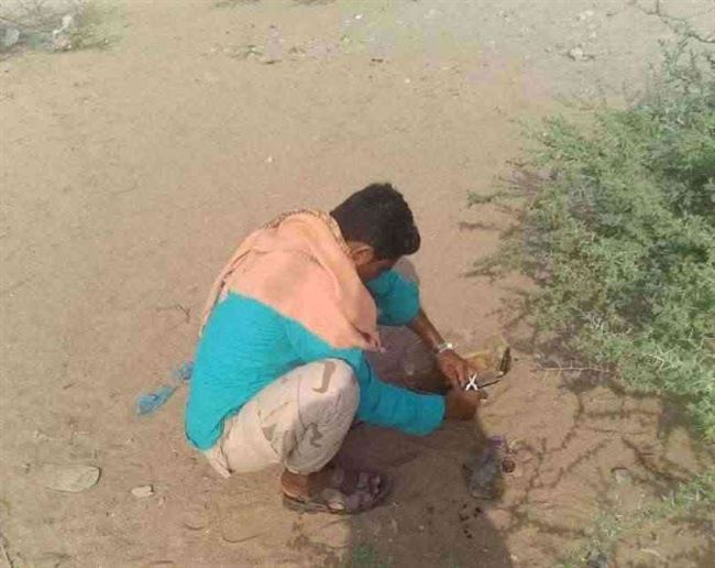 شاهد بالصور.. القوات المشتركة تستجيب لمناشدة الأسر وتنزع الغام وعبوات ناسفة زرعها الحوثي جورا منازلهم ومزارعهم