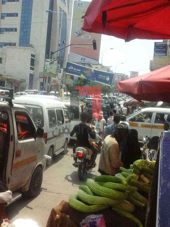 خاص .. الأطقم القتالية تخنق شوارع تعز منذ 5 سنوات والجبهات تشكو غيابها