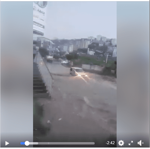 شاهد.. فيديو يوثق وفاة أسرة كاملة جرفتها السيول في إب