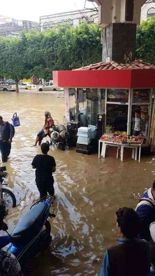 صور وفيديو.. صنعاء تغرق بالكامل والسيول تجرف السيارات بعنف شاهد