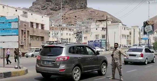 طوارئ عدن تنتشر في شوارع كريتر وتفاجئ المخالفين 