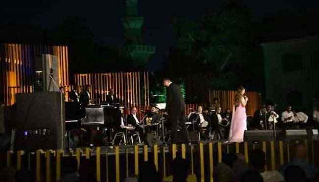 الفنانة اليمنية بلقيس تغني على "النافورة" في مصر .. والحفل يرفع شعار كامل العدد