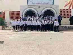 يحدث هذا فقط في عدن .. طلاب مدرس يفاجئون استاذهم بهدية ثمينة وغير متوقعة (صورة)