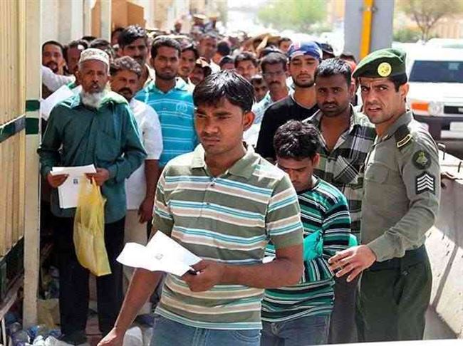 محلل سعودي يكشف "رسميا" عن حقيقة ترحيل اليمنيين من جنوب المملكة