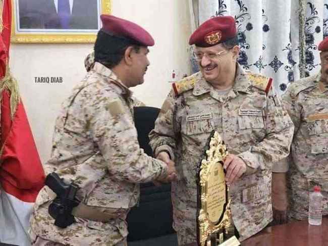 شاهد أول تحرك على الأرض لوزير الدفاع بعد الاستلام والتسليم مع المقدشي بوقت قصير