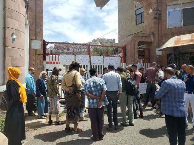 مسلحون يحاصرون منزل نبيل شمسان وآخرون يغلقون مبنى المحافظة بتعز.. توجيهات رئاسية مرتقبة