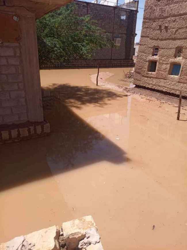 سيول ضخمة تغلق الطرقات في حضرموت وتلحق الأضرار بالمنازل