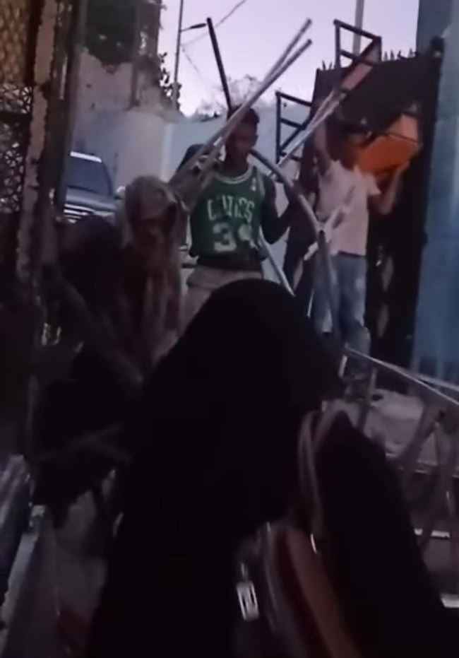 شاهد بالفيديو.. عصابة صادق سرحان تقتحم مدرسة أهلية وتنهب الأثاث على متن شاحنة كبيرة بتعز