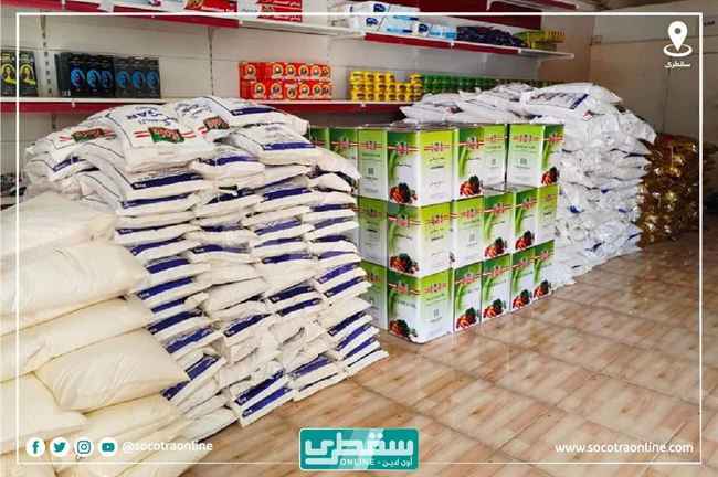 عبر مراكز منتشرة في الجزيرة.. الإمارات تساعد في تأمين الغداء لأهالي سقطرى