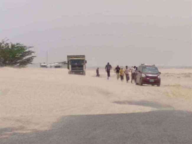 رمال زاحفة تقطع طريق المسافرين وسكان منطقة عرقة الساحلية بشبوة.. صور