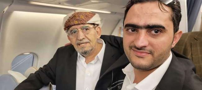 بعد خروجه من صنعاء.. أول تواصل علني بين رئيس المجلس الرئاسي والشيخ صادق الأحمر
