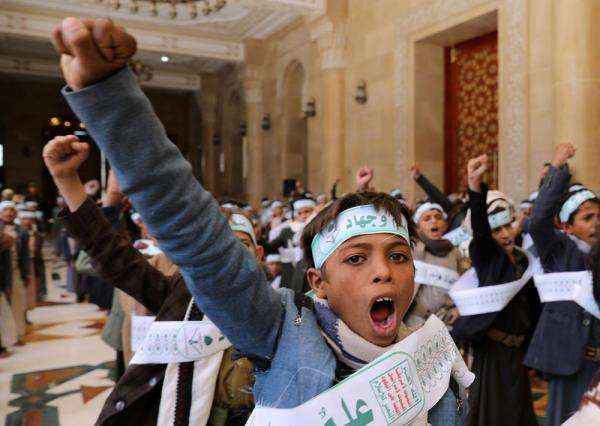 صورة تكشف حقيقة تجنيد الحوثيين للأطفال .. شاهد ما يجري داخل المساجد