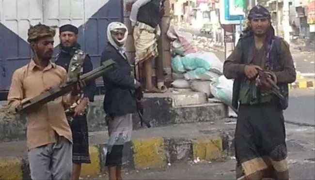 الإخوان يكشرون عن أنيابهم في تعز .. محاصرة منزل المحافظ شمسان واقتحام مقرات حكومية في تعز