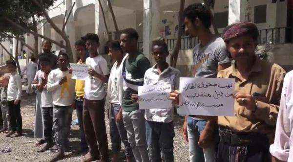 أبناء تعز يخرجون للشارع لمنع نهب أرضية مدرسة