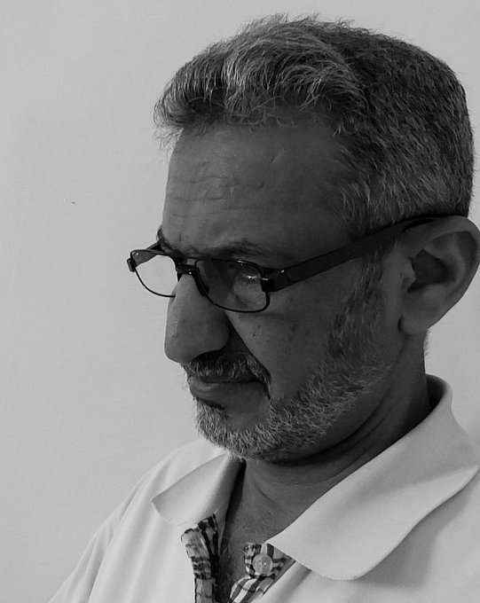 بسبب الجوع .. فنان يمني يتخلى عن كنز حياته بسبب الحوثي