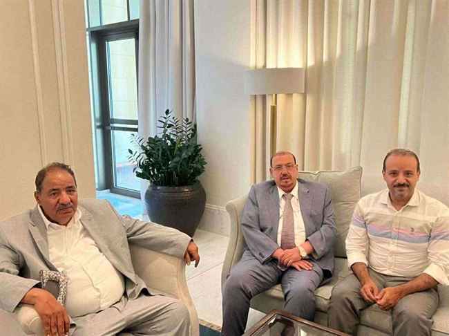 بعد هذه الصورة .. الحوثيون يشددون الرقابة على المسؤولين الموالين لهم