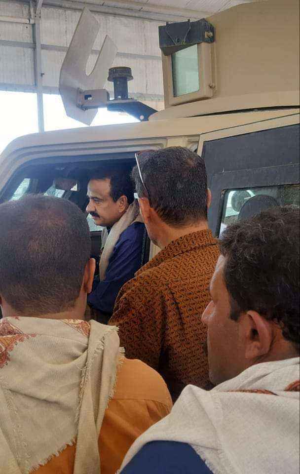 شاهد أول ظهور لمحافظ شبوة أثناء اشرافه على عمليات تطهير عتق من داخل المدرعة