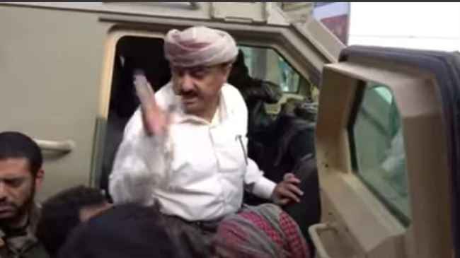 بالفيديو.. محافظ شبوة يصدر عفو عام عن المتمردين ويلقي كلمة قوية من وسط الشارع
