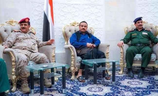 شاهد أول صورة تجمع محافظ شبوة مع وزيري الدفاع والداخلية بعد وصول لجنة الرئاسي