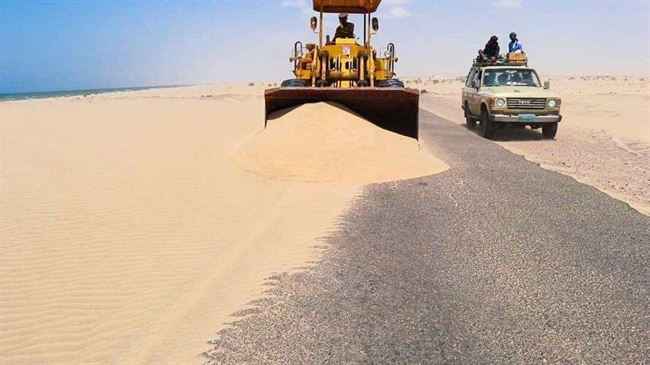 صندوق الطرق ينفذ حملة إزاحة الرمال من طرق هذه المحافظات