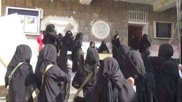 طالبة تعتدي بعنف على مديرة مدرسة بالشارع.. هددت بقتل أستاذة وارعبت الطالبات بقنبلة يدوية قبل عام