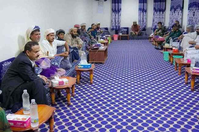 شاهد.. محافظ شبوة يلتقي بمشائخ قبيلة بلحارث ويعزي بِوفاة قائد اللواء الخامس دفاع شبوة