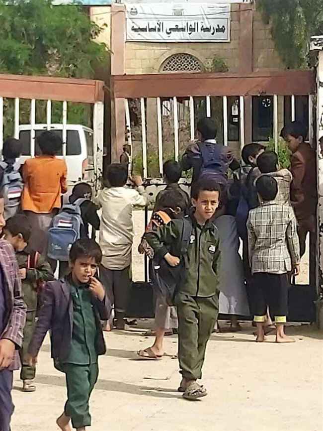 بالصورة .. قيادي حوثي ينهب مدرسة ويطرد طلابها في صعدة .. ويطالب الطلاب بأمر خطير