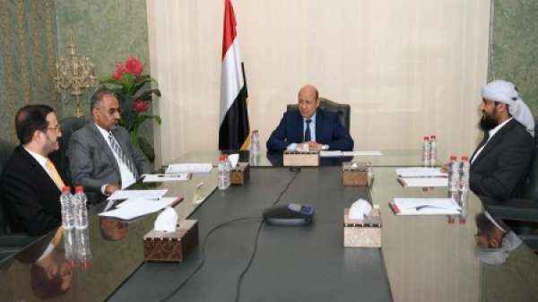 المجلس الرئاسي يرفض لجنة وزير الدفاع المشكلة من ضباط مفصولين ومتحزبين.. وثائق وتفاصيل