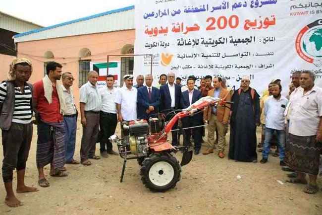 الكويت تقدم 200 حراثة يدوية للمزارعين في لحج وأبين والحديدة وتعز
