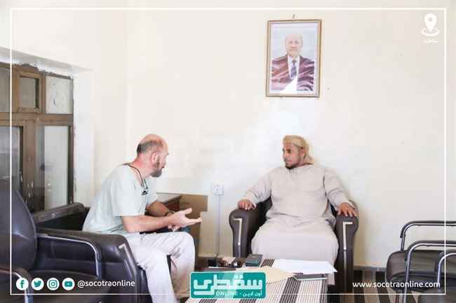 تحت صورة الرئيس العليمي .. محافظ سقطرى يطلع على مشاريع مؤسسة خليفة الإنسانية.. ويشيد بدور الإمارات في استقرار الارخبيل