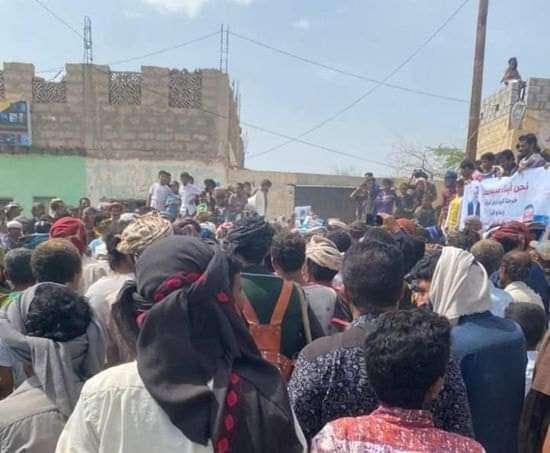 الآلاف يخرجون في نصاب للتعبير عن تأييدهم للمحافظ العولقي