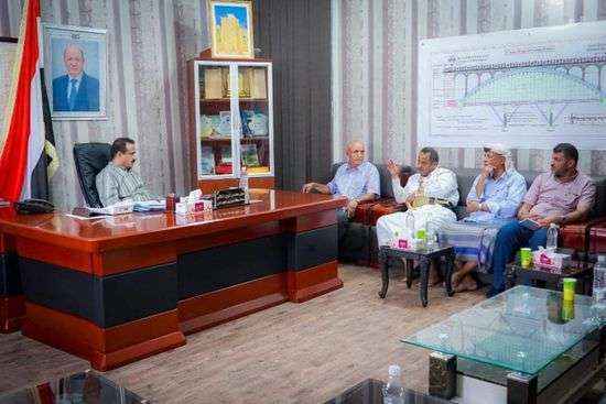 محافظ شبوة يستعرض الوضع الأمني في مناطق القطاع النفطي