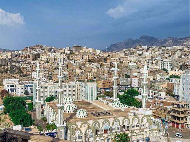 قناص الحوثيين يقنص مواطن في تعز المحاصرة
