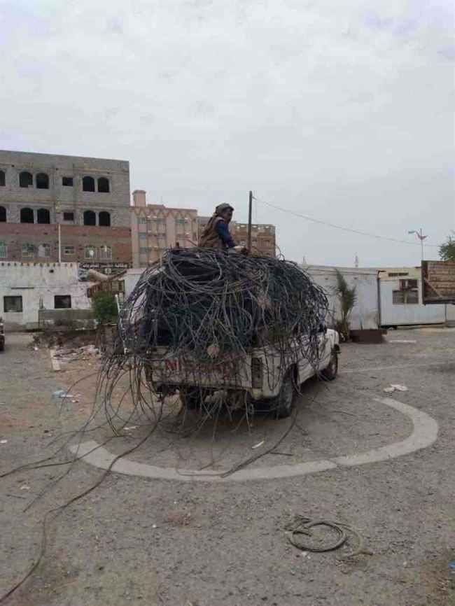 صور صادمة.. كهرباء عدن تستهدف مديرية الشيخ وتفصل الربط العشوائي