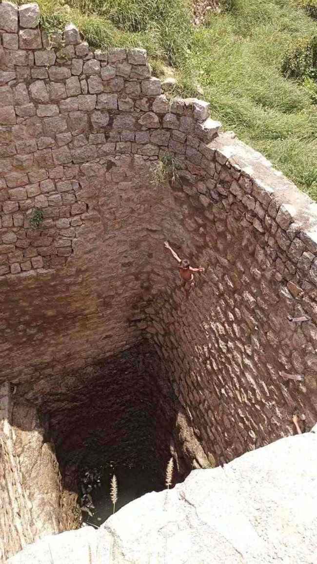 فيديو| طفل صغير وصف بجاكي شان اليمن.. قفز من مسافة مرتفعة إلى داخل بئر عميقة