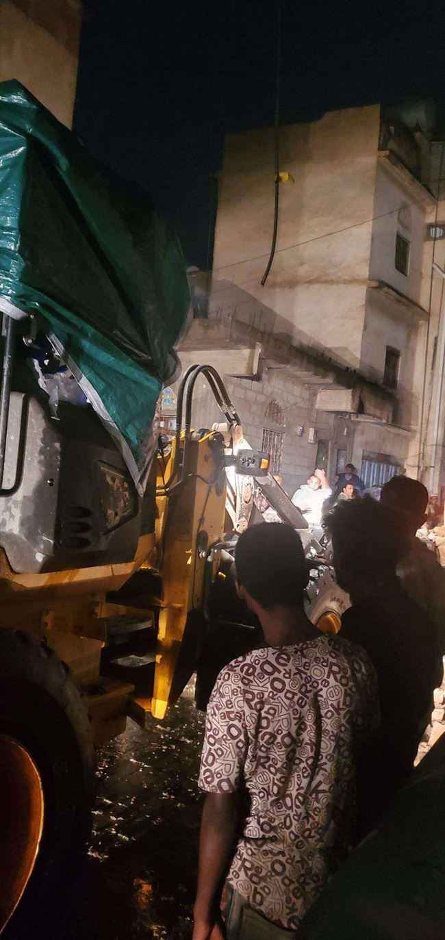 شاهد لحظة انهيار منزل الحارثي في صنعاء وإخلاء المباني المجاورة نتيجة الأمطار