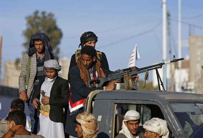 الحوثي يضرب الهدنة ويشن هجمات في مأرب والضالع
