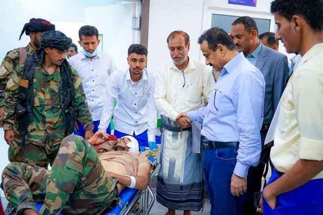 محافظ شبوة يتفقد جرحى الهجوم الذي استهدف قائد الشرطة العسكرية لألوية العمالقة
